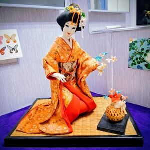 Vintage Japanese Geisha Nishi Doll Oyama Tatami Mat & Flowers
